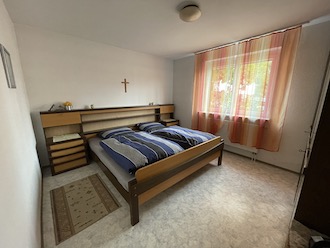 Wohnung mit Kachelofen - das Schlafzimmer